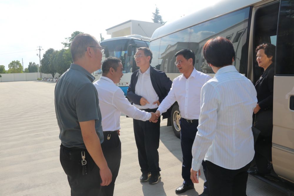 “全球华商聚云南”考察组到永孜堂调研