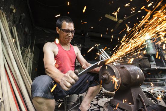 原生故事|再硬的铁,都会软︱洒渔街的打铁匠